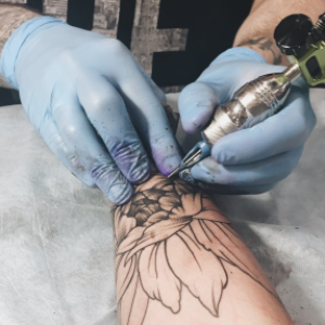 Veszélyes vegyi anyagok felhasználásának korlátozása tetováló tintákban és a tartós sminkben